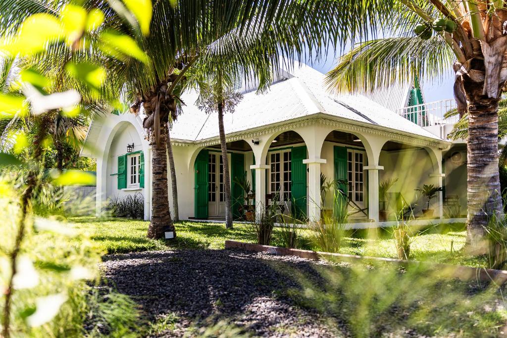 Zahrada ubytování Villa à la Plage, lagon à 500m, climatisée