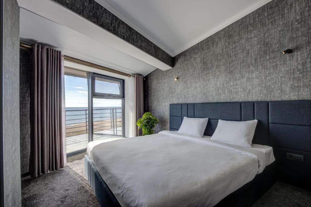 Кровать или кровати в номере Vzmorie Resort Hotel