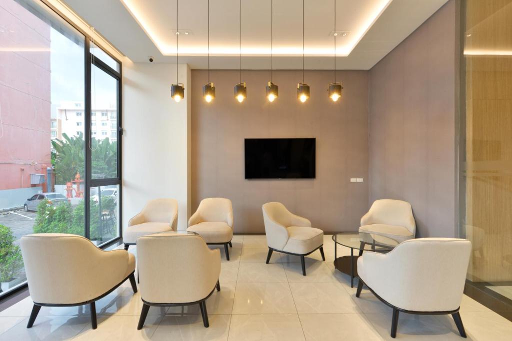 TV a/nebo společenská místnost v ubytování Grace Patong Hotel