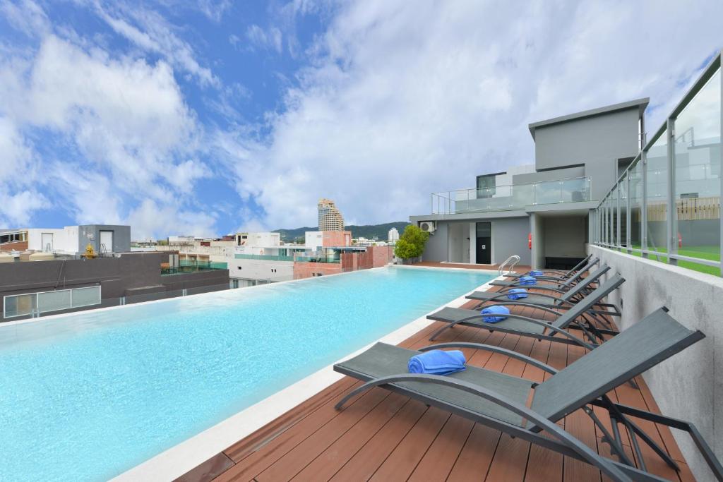 Bazén v ubytování Grace Patong Hotel nebo v jeho okolí