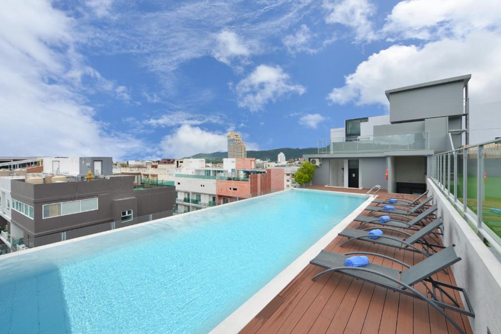 Bazén v ubytování Grace Patong Hotel nebo v jeho okolí