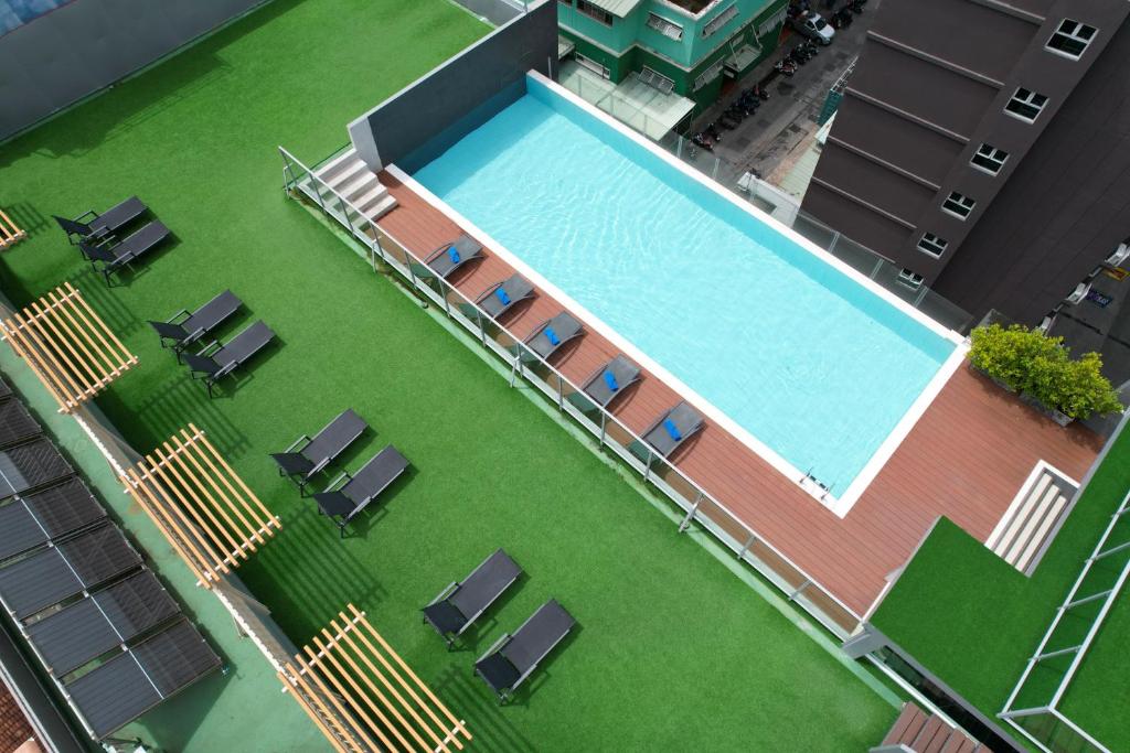 Bazén v ubytování Grace Patong Hotel nebo v jeho okolí