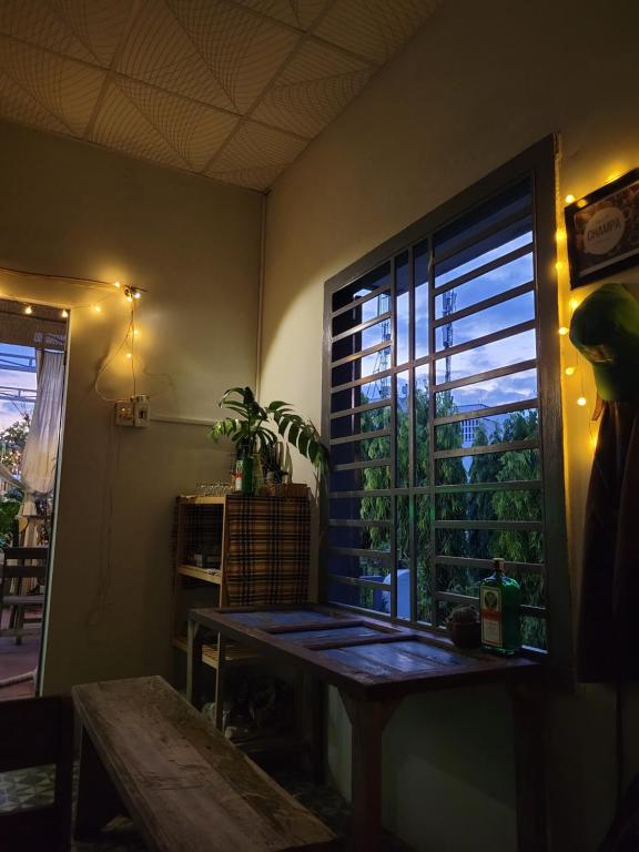 Cette chambre dispose d'une table et d'une fenêtre avec vue. dans l'établissement Chú Trọc Homestay - Phan Rang Homestay & Camp, à Phan Rang