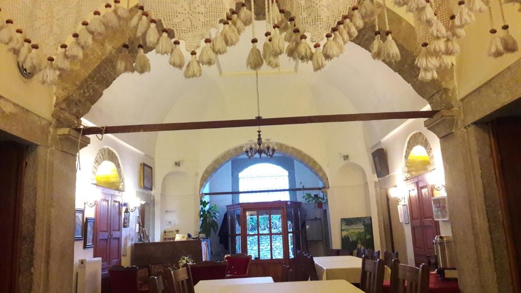 Postel nebo postele na pokoji v ubytování Demirkapi Konak Hotel