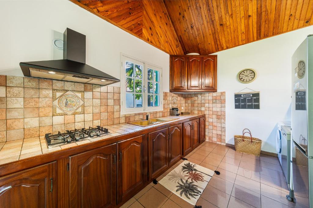 Kuchyň nebo kuchyňský kout v ubytování Villa à la Plage, lagon à 500m, climatisée