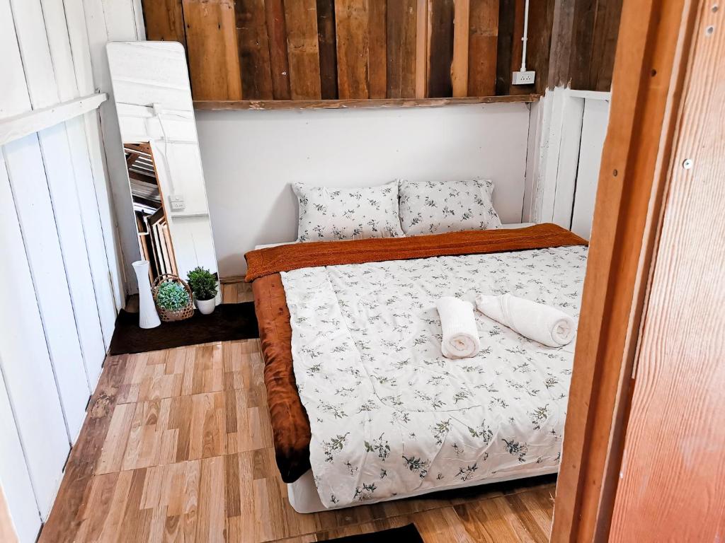 A bed or beds in a room at Panakluea at Kokuang Homestay