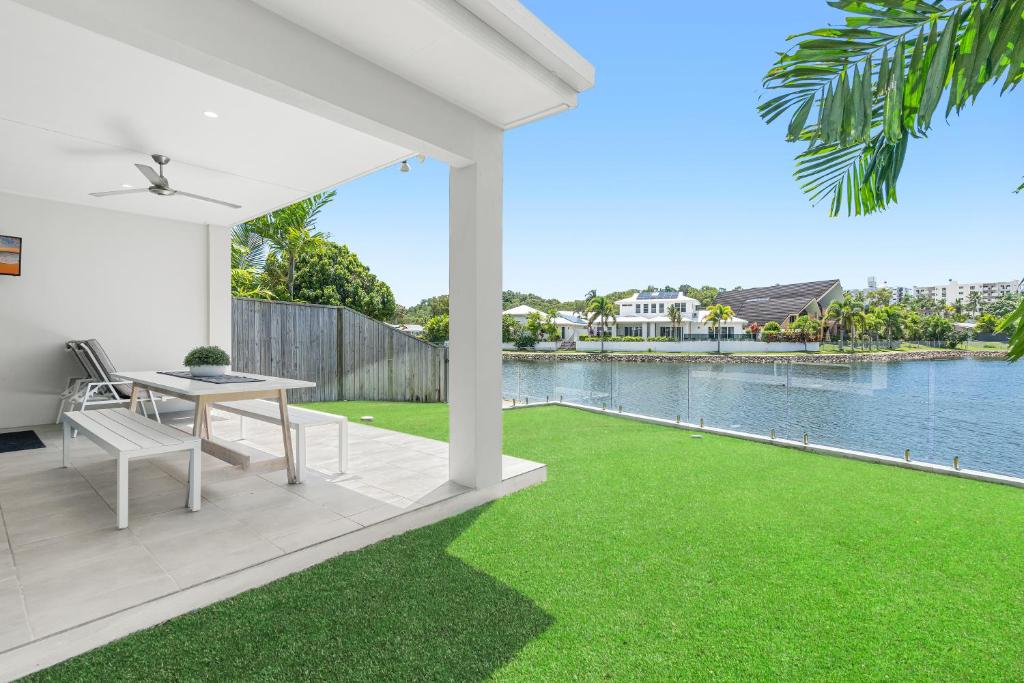 um pátio com uma mesa e vista para a água em Blue Lagoon Villa B em Cairns