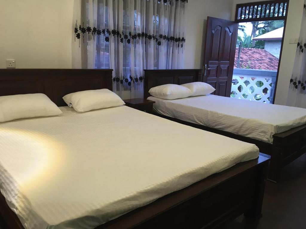 Sky Family Villa Ahangama tesisinde bir odada yatak veya yataklar