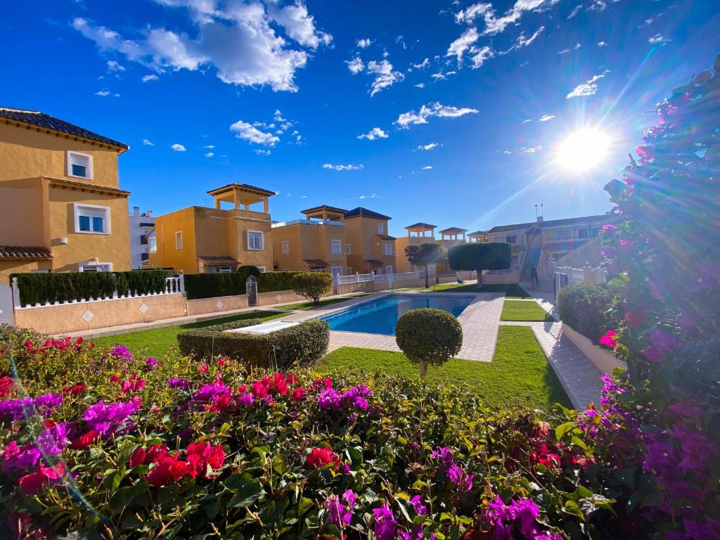 Villa con piscina y flores en Casa de amigos, en San Miguel de Salinas