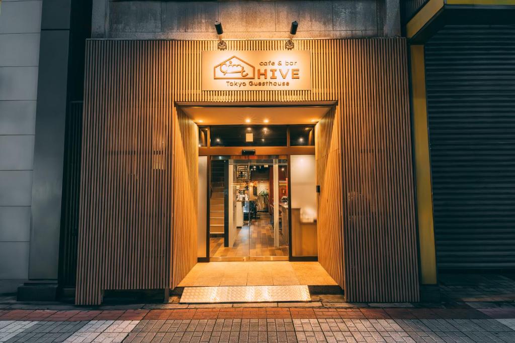 wejście windą do budynku z napisem w obiekcie Tokyo Guesthouse HIVE w Tokio