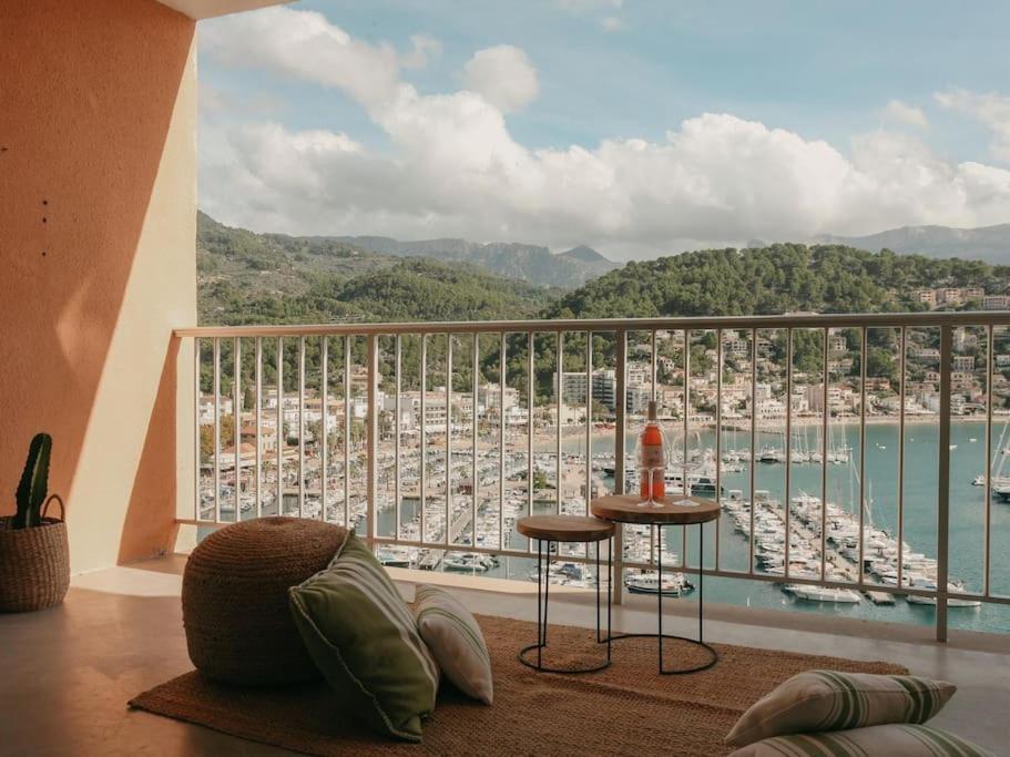 einen Balkon mit einem Tisch und Hafenblick in der Unterkunft Casa Mirador, vacaciones Puerto de Sóller in Port de Sóller