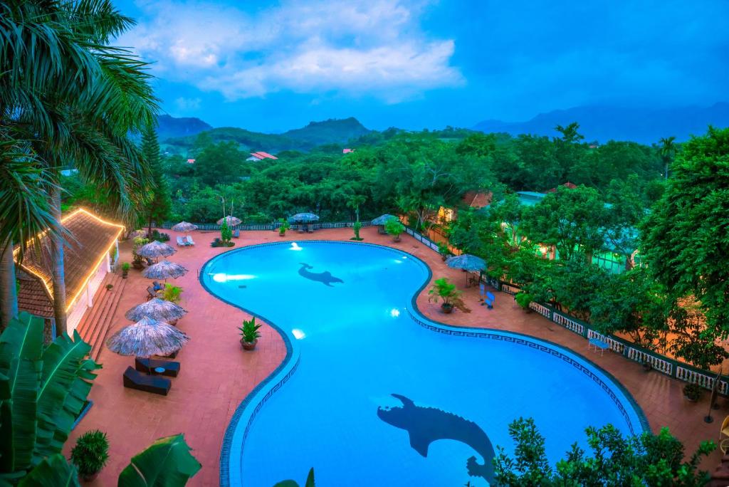 Hòa BìnhにあるVResort Kim Boi - Hoa Binhのリゾートのプールのオーバーヘッドビュー