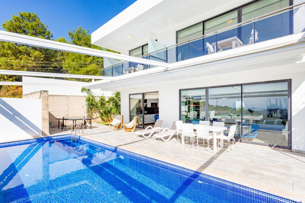 una imagen de una casa con piscina en infinity paradise, en İslâmlar