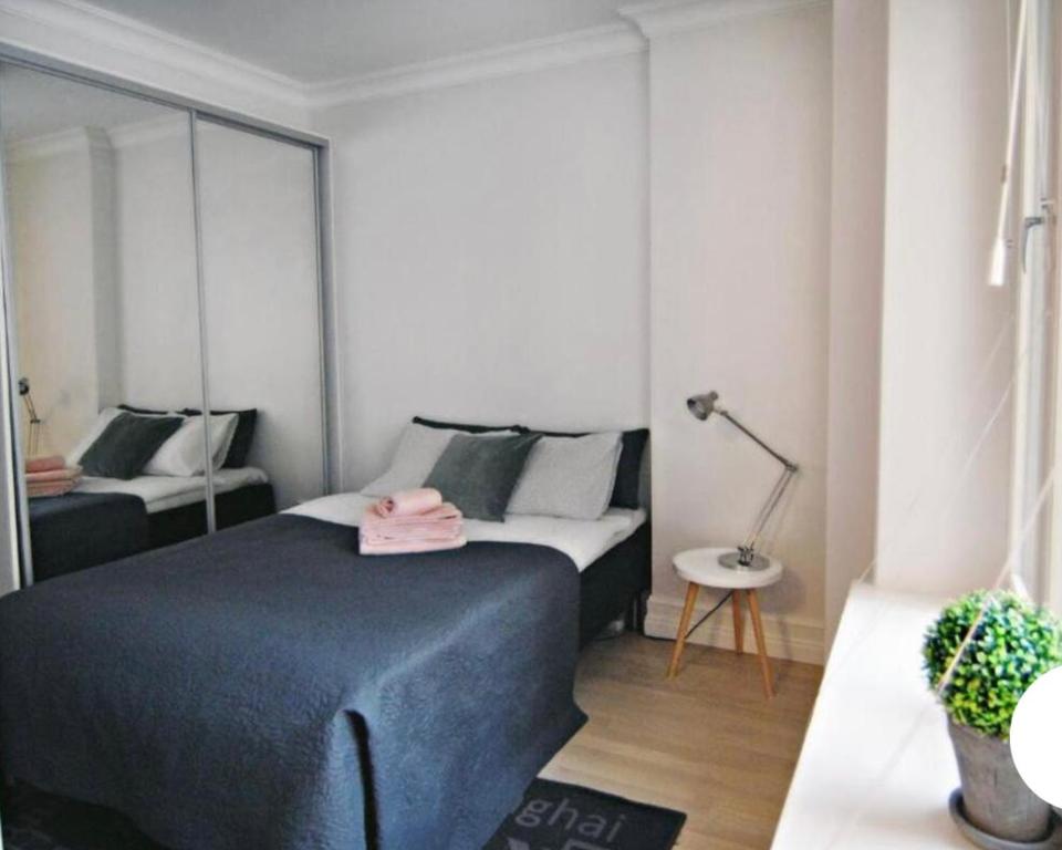 Llit o llits en una habitació de Scandinavian Home 15 in Heard City