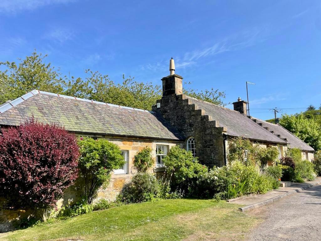 une ancienne maison en pierre avec un toit dans l'établissement Wanton Wa's, à Nine Mile Burn