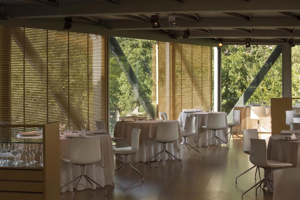 Restaurace v ubytování Hotel Món Sant Benet