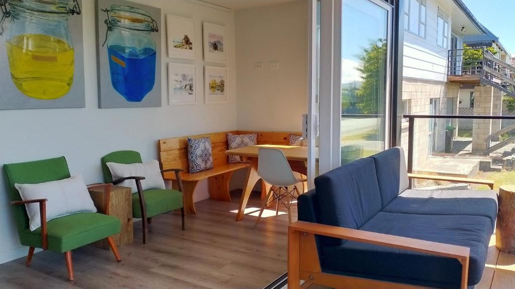 Zimmer mit Stühlen, einem Tisch und einem Fenster in der Unterkunft Lake Tekapo Double Room shared facilities in Lake Tekapo