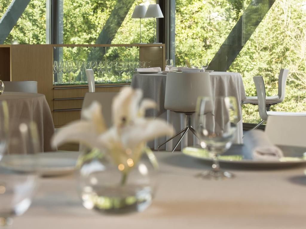 Restaurace v ubytování Hotel Món Sant Benet