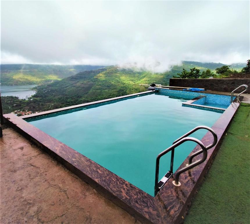 Bazén v ubytovaní Vinayaka Holiday Homes - Infinity Pool and Breathtaking Valley View alebo v jeho blízkosti