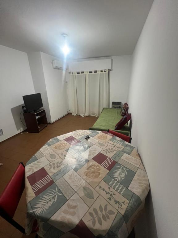 Cette chambre comprend un lit doté d'une couette. dans l'établissement Departamento Centro Villa Carlos Paz, à Villa Carlos Paz