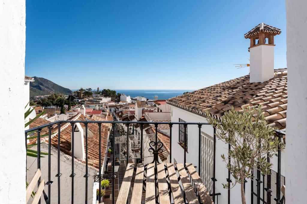 widok na miasto z balkonu budynku w obiekcie La Cueva w mieście Mijas