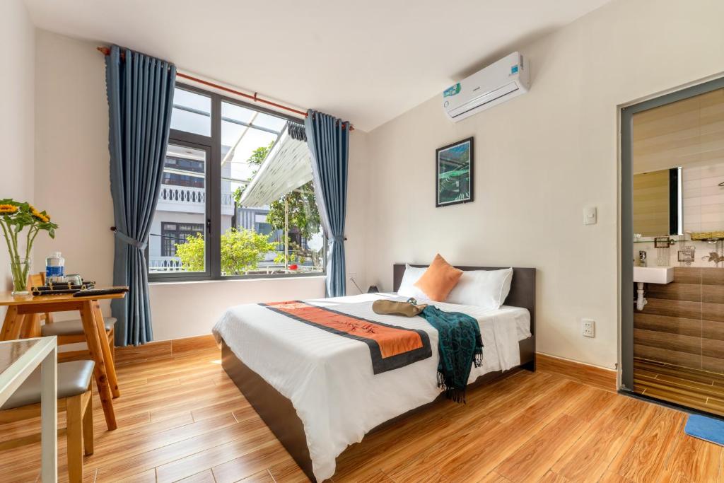 Ένα ή περισσότερα κρεβάτια σε δωμάτιο στο Lavila Homestay Hoi An