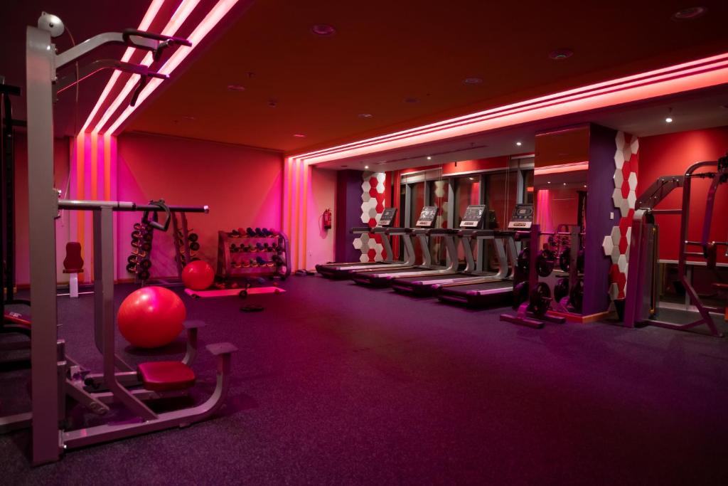 Fitness centrum a/nebo fitness zařízení v ubytování WA Hotel