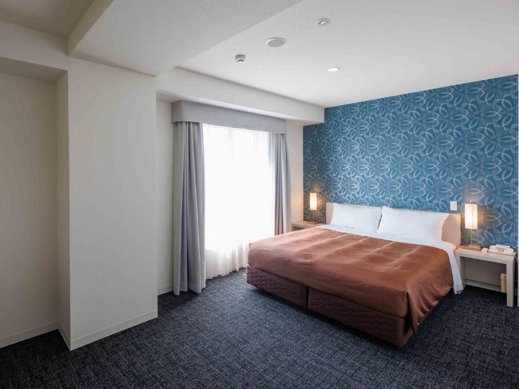 una camera d'albergo con letto e finestra di J - HOTEL RINKU - Vacation STAY 42911v a Tokoname