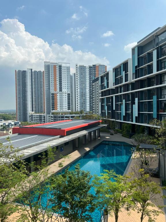 un grande edificio con piscina di fronte ad una città di NL Core Soho Suite KLIA Sepang a Sepang