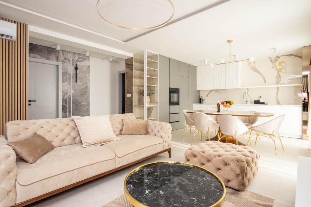 un soggiorno con un divano e un tavolo di Villa Sorriso a Sveti Filip i Jakov (Santi Filippo e Giacomo)