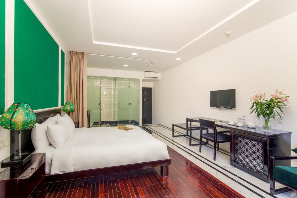 Deluxe Double Room Garden or City View with Balcony and Bathtub