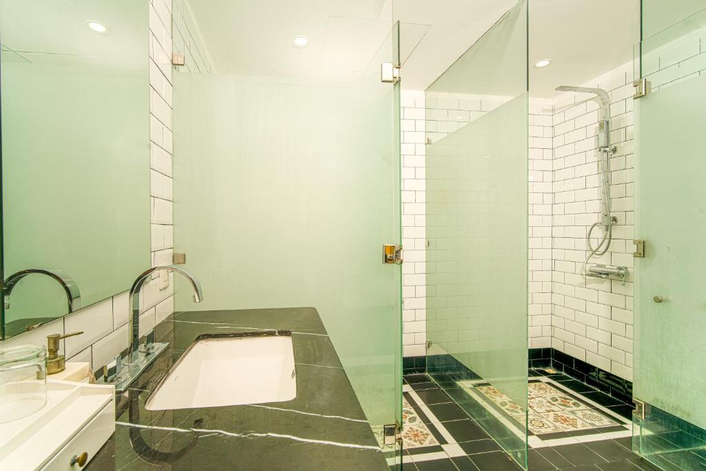 Deluxe Double Room Garden or City View with Balcony and Bathtub