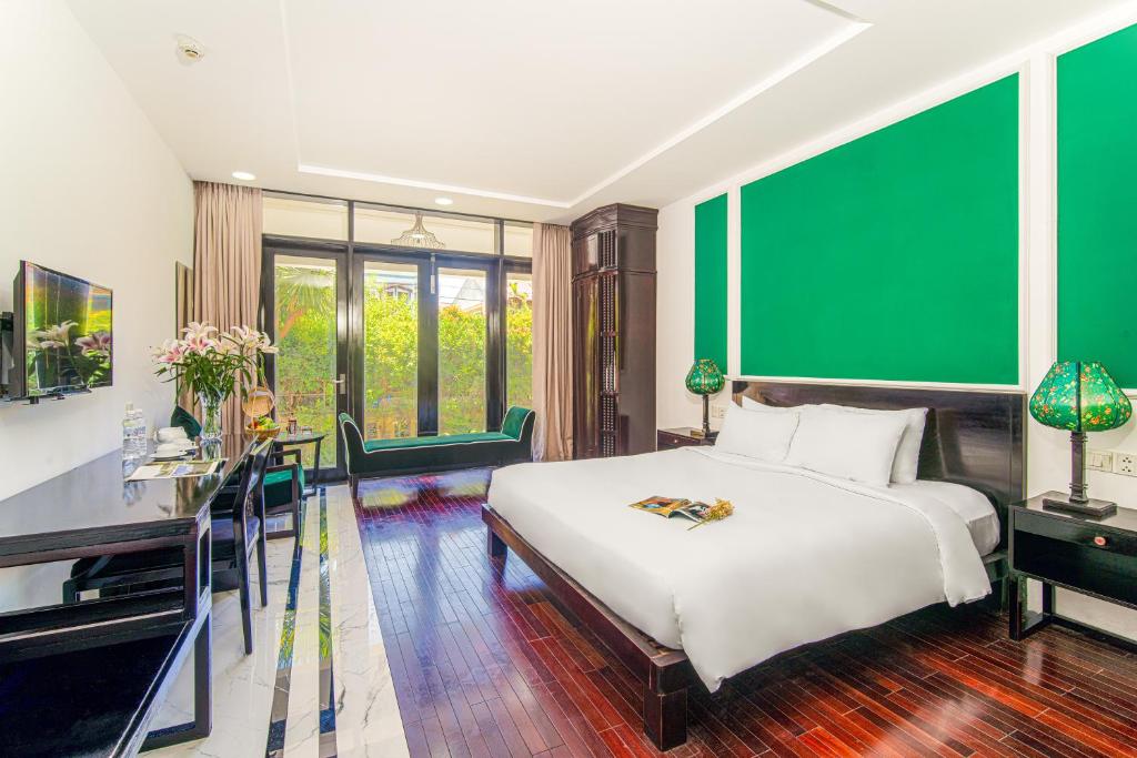 Deluxe Double Room Garden or City View with Balcony and Bathtub