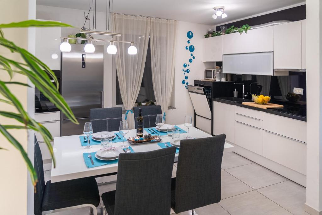 uma cozinha e sala de jantar com mesa e cadeiras em Apartment MATEA em Kobarid