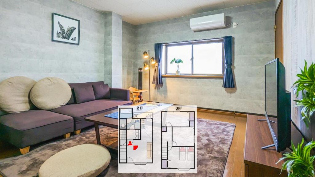 een woonkamer met een bank en een plattegrond bij 76 sq Meter, 3 Bedrooms & LivingRoom with Famicon, DoumoTengachaya DT02 in Osaka