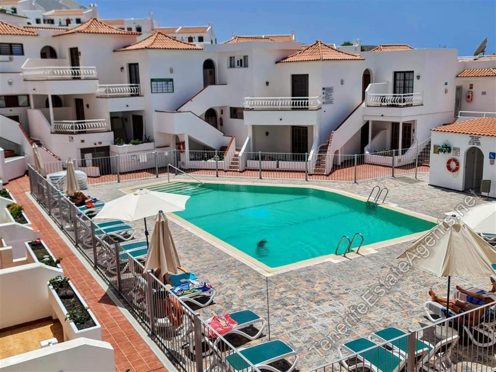 een afbeelding van een zwembad in een hotel bij Beautiful 1bd apartment in Los Cristianos in Adeje
