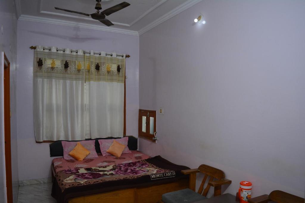 Postel nebo postele na pokoji v ubytování Hostel shivshakti khajuraho