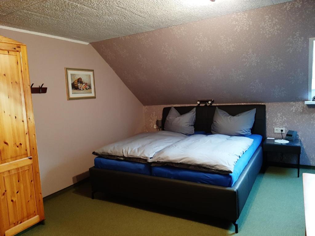 1 dormitorio con 1 cama en una habitación con techo en Ferienzimmer Wenzel, en Hasselfelde
