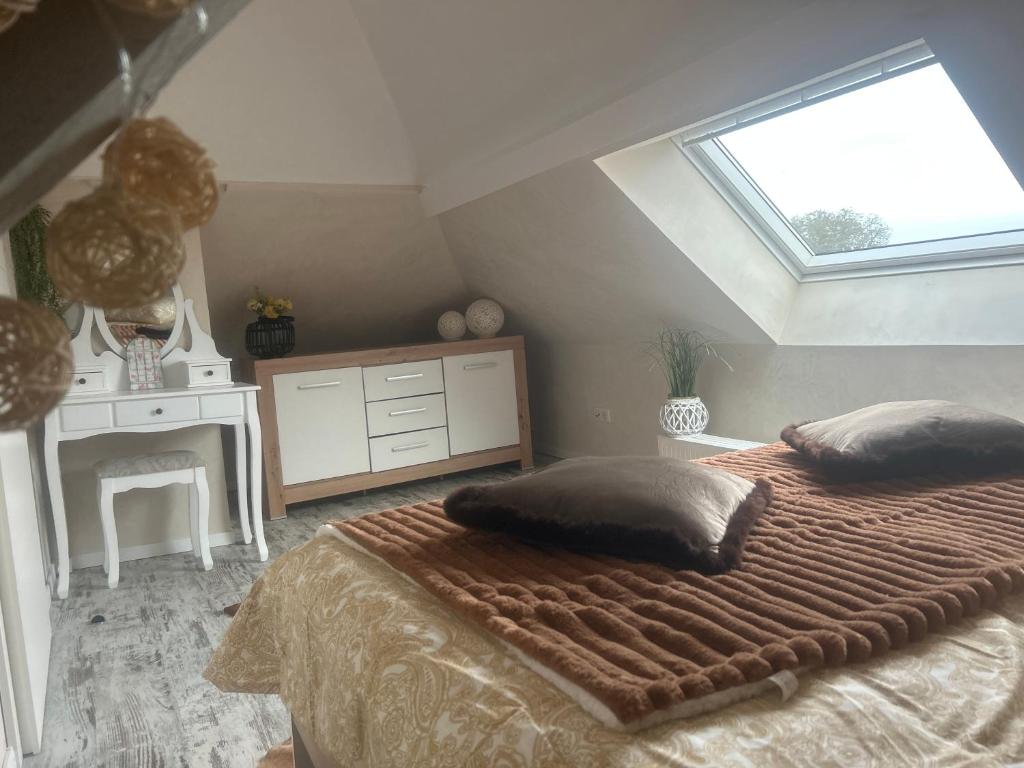 a bedroom with a large bed and a window at SUITE WILLA CHEZ WILLI in Niederschaeffolsheim