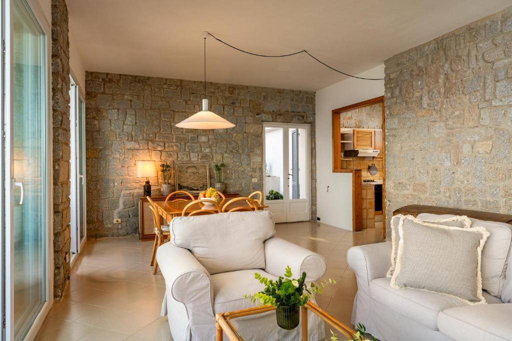 Posezení v ubytování Villa Escalina with private beach and A/C