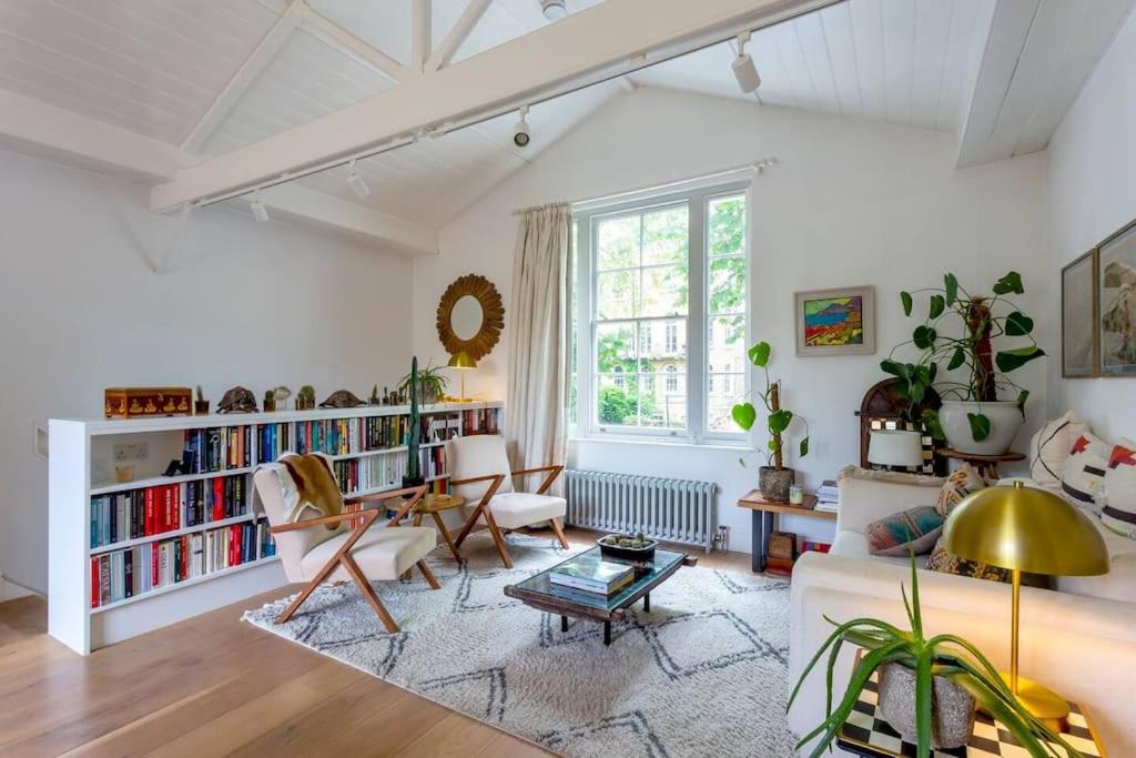 uma sala de estar com um sofá e uma mesa em Peaceful and Quiet 1BR Cottage in Camberwell em Londres