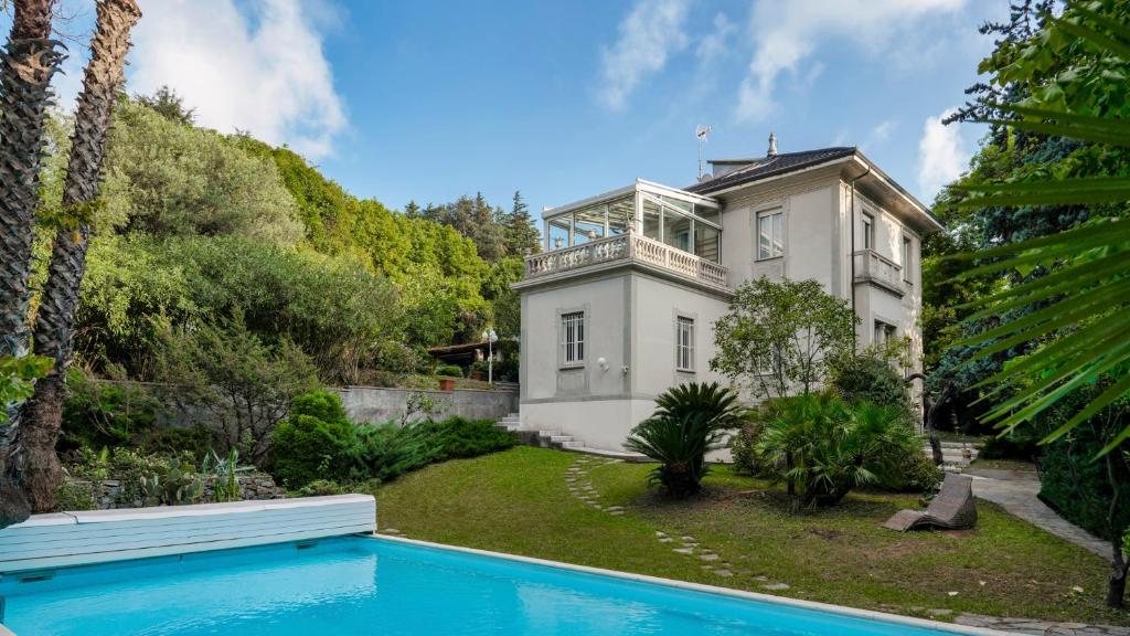 Hồ bơi trong/gần VILLA LIBERTY ALBISOLA 6&2, Emma Villas