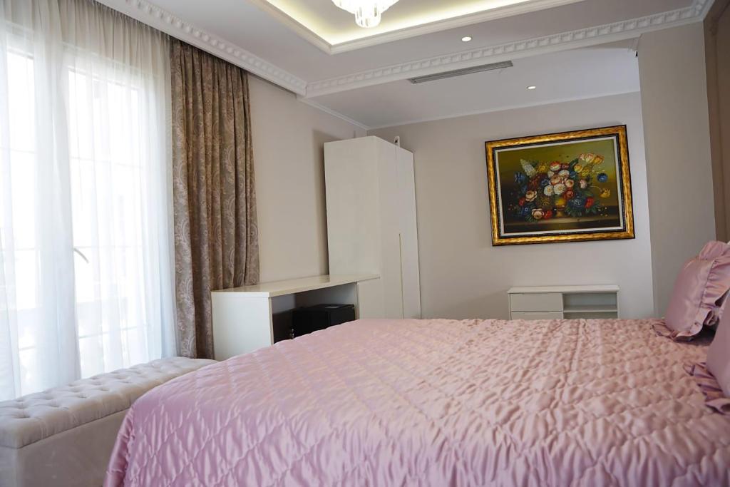 سرير أو أسرّة في غرفة في Hotel Eiffel