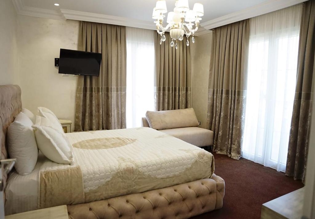 سرير أو أسرّة في غرفة في Hotel Eiffel