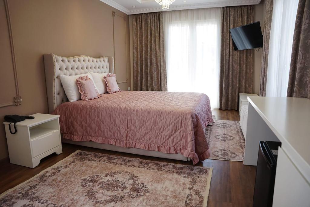 سرير أو أسرّة في غرفة في Hotel Eiffel