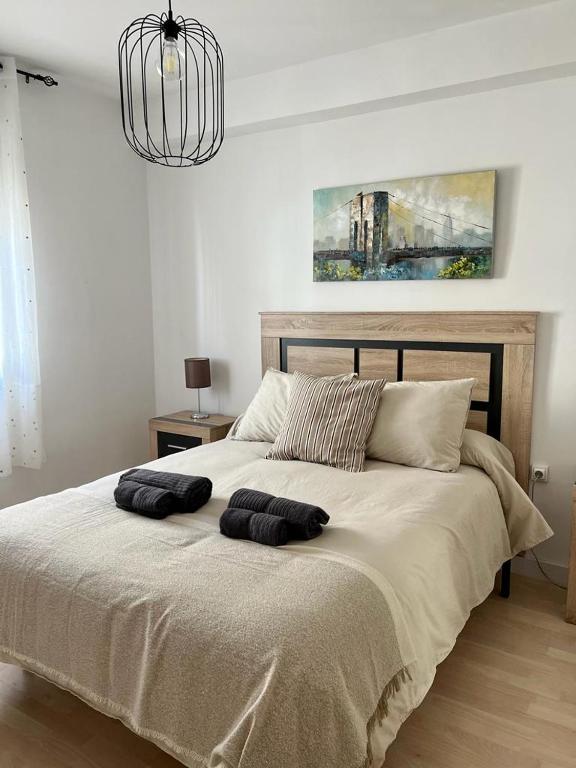 a bedroom with a bed with two towels on it at Apartamento en Centro - Vial in Córdoba