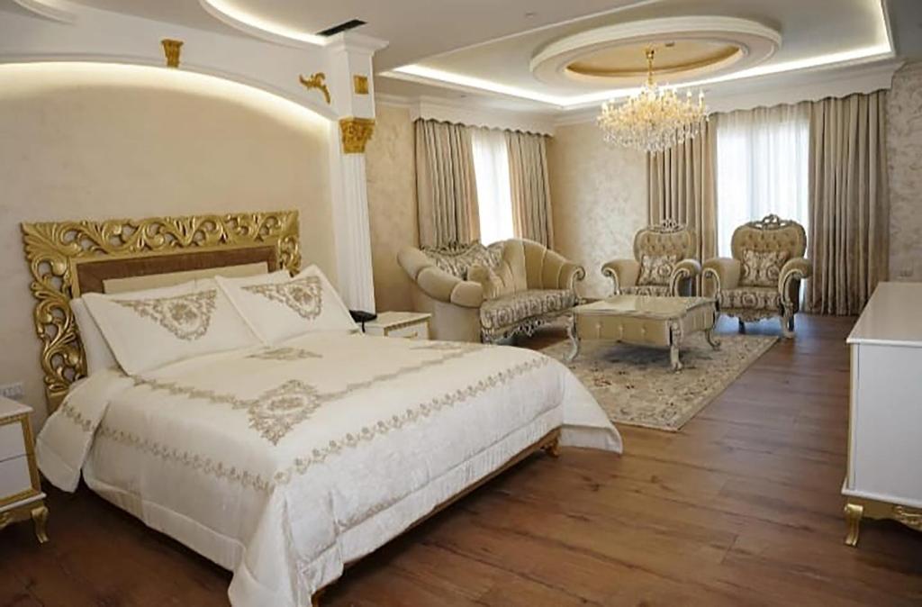 سرير أو أسرّة في غرفة في Hotel Eiffel