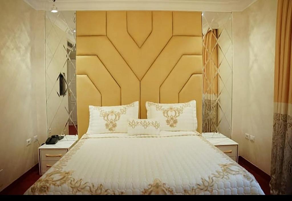 سرير أو أسرّة في غرفة في Hotel Eiffel
