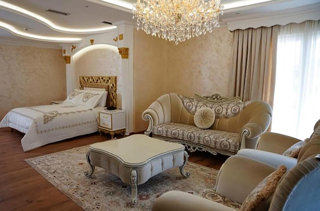 سرير أو أسرّة في غرفة في Hotel Eiffel