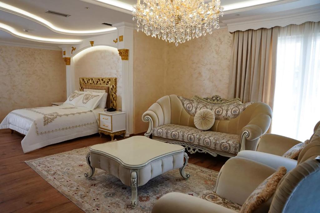 سرير أو أسرّة في غرفة في Hotel Eiffel